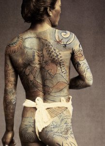 Hombre con tatuaje tradicional japonés Irezumi, c.1880