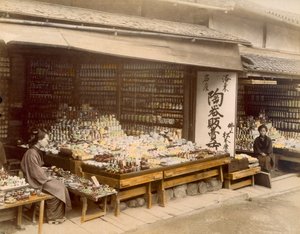 Tiendas de porcelana en Kiyomizu-Zaka, Kioto, 1890s de Japanese Photographer
