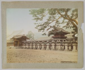 Faroles de piedra fuera de un templo, Parque Shiba, Tokio, Japón de Japanese Photographer