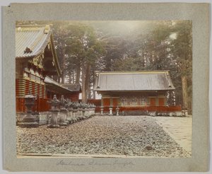 Almacenes en Tōshō-gū, Nikko, Japón (foto en blanco y negro coloreada a mano) de Japanese Photographer