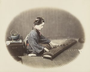 Mujer tocando un koto de Japanese Photographer