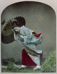 Joven japonesa bajo la lluvia, c.1900 (foto coloreada a mano) de Japanese Photographer