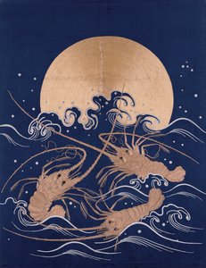 Un panel textil bordado japonés de satén azul oscuro que representa tres cangrejos de río entre olas ante un sol naciente de Japanese School