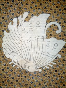 Colcha Futonji calicó estampado floral, escudo familiar representando mariposa, seda cruda e hilada, máscara teñida en reserva con almidón de arroz, xilografía directa, pigmentos de tinta, civilización japonesa, periodo Edo-Meiji de Japanese School