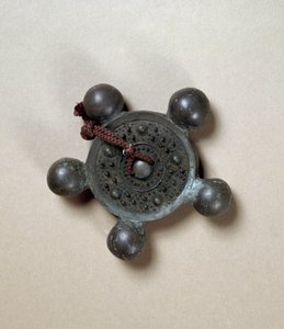 Espejo de bronce con cinco pequeños globos, período Kofun (250-538) de Japanese School