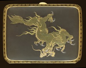Pitillera decorada con un dragón, hecha en una fábrica de Komai, c.1900 (plata dorada y nielado)
