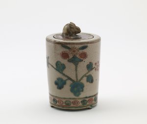 Incensario cilíndrico con conejo en la tapa, período Edo o era Meiji de Japanese School
