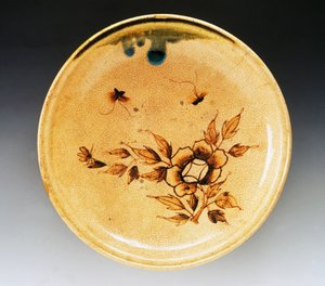 Bandeja de loza esmaltada decorada con dos mariposas y peonía, finales del siglo XVIII-principios del siglo XIX, manufactura de Seto, civilización japonesa, período Edo