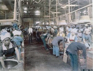 Secando té, c.1900 (foto coloreada) de Japanese School