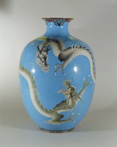 Jarrón esmaltado decorado con un par de dragones, japonés de Japanese School