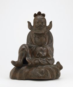 Figura de Shoki, el domador de demonios, sentado en una roca, Imbe, prefectura de Okayama, período Edo o era Meiji de Japanese School