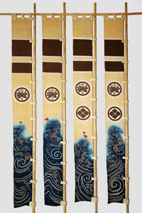 Cuatro estandartes (nobori) con motivos que representan chorlitos en olas, escudos de familia, bambú, flor en círculos, algodón, teñido en reserva con almidón de arroz y baño de añil con pigmentos y tinta, civilización japonesa, periodo Meiji-Taisho de Japanese School