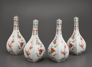 Cuatro botellas cuadradas con tapas de Japanese School