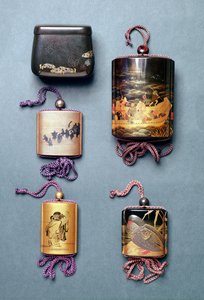 Inro y bolsa de tabaco: de izquierda a derecha: Bolsa de tabaco con diseño Hiramaki-e, firmada Zeshin; Inro, procesión de bodas de zorros en Sumi-e Togidashi, firmada Toyo; Inro, dos sabios leyendo un pergamino en Sumi-e