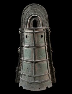 Arte japonés: Dotaku (campana de bronce). Altura 0,8 m Civilización Yayoi (300 a.C.-300 d.C.) París, Museo Guimet, Museo Nacional de Artes Asiáticas de Japanese School