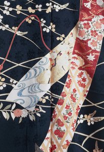 Kimono Furisode (mangas ondulantes) usado por jóvenes solteras en ocasiones elegantes y Maiko (estudiante de Geisha), Seda con motivos florales y vegetales, paneles flotantes, detalle, teñido Kaga-Yuzen, tejedurías Tokamachi, civilización japonesa, siglo X