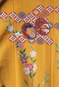 Kimono de niña (7 años) similar al de las mujeres adultas para la fiesta de Shichi-Go-San cuando van al santuario sintoísta con su familia, Seda, motivos florales, flores de cerezo, tambor Taiko, detalle, textiles Tokamachi, civilización japonesa, siglo XX de Japanese School