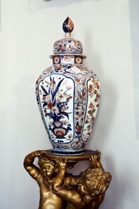 Gran jarrón japonés con tapa del período Edo, era Genroku. 1688-1703. Apartamentos de María Brignole Sale De Ferrari, Duquesa de Galliera (1811-1888), el mobiliario proviene del Hotel Matignon, su residencia parisina. Palazzo Rosso, Génova de Japanese School