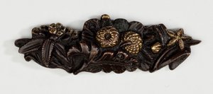Menuki, o adorno de empuñadura, en forma de arreglo floral de Japanese School
