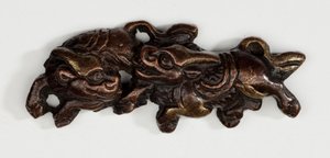 Menuki, o adorno de empuñadura, en forma de dos Kirin, bestias míticas de Japanese School
