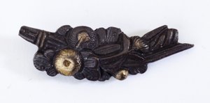 Menuki, o adorno de empuñadura, en forma de arreglo floral de Japanese School
