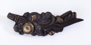 Menuki, o adorno de empuñadura, en forma de arreglo floral de Japanese School