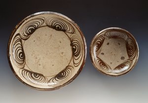 Platos decorados con umanomezara (círculos con patrón de ojo de caballo), finales del siglo XVIII-principios del siglo XIX, cerámica esmaltada, producida en Seto, diámetro 21.5 cm y 34.5 cm, civilización japonesa, período Edo de Japanese School