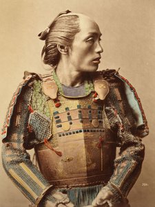 Retrato de un samurái del viejo Japón armado con armadura completa, 1890