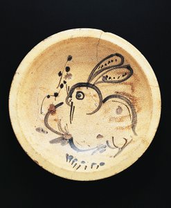 Conejo pintado en un plato usado por vendedores de nishin-zara (arenque guisado)