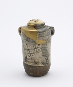 Caddy de té con dos asas, en estilo Oribe, Kioto, Kyoto-fu, período Edo, finales del siglo XVII o principios del siglo XIX de Japanese School
