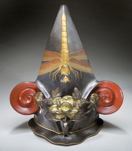 Casco teatral para el teatro Kabuki (laca sobre tela con incrustaciones de latón y concha) de Japanese School