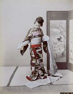 Joven japonesa vistiéndose, finales del siglo XIX de Japanese School
