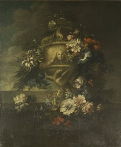 Flores en un jarrón esculpido