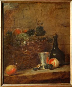 Cesta de frutas con uvas, una copa de plata y una botella, melocotones ...