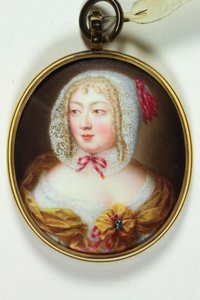 Una dama, en corpiño naranja sobre una camisola de encaje blanco de Jean (circle of) Petitot