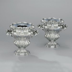 Un par de enfriadores de vino en forma de urna con volutas de follaje y asas de juncos, c.1880 de Jean Baptiste Gustave Odiot