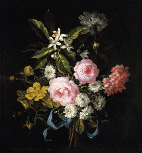 Ramo de manzanilla, rosas, flor de azahar y claveles atados con una cinta azul