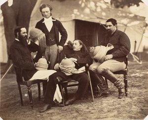 [Retrato de grupo en el campamento del gobernador general, de izquierda a derecha: Maj Jones, Sr. Walters, el gobernador], 1858-61