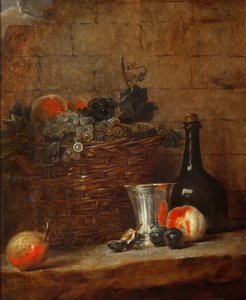 Cesta de frutas con uvas, una copa de plata y una botella, duraznos, ciruelas y una pera