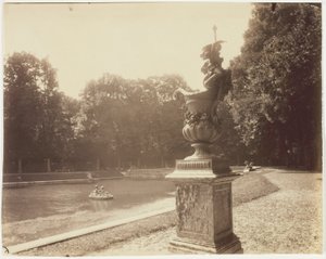 Versalles, Gran Trianón, (jarrón de plomo de Le Lorrain) de Jean Eugène Auguste Atget