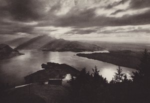 Rigi Kaltbad, ambiente nocturno con vista desde Kanzeli (foto b/n)