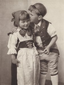 Suiza: Appenzell, niños en traje nacional (foto b/n)