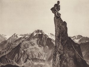 Suiza: Gendarme en el Sonnigwichel, mirando hacia el Oberalpstock (foto en blanco y negro)