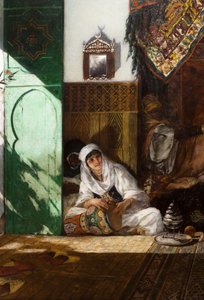 Interior de un harén en Marruecos, detalle: mujer tocando la derbouka