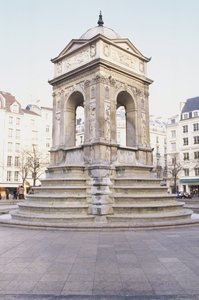 Francia, París, Fuente de los Inocentes, fuente de piedra con escalones. de Jean and Lescot Pierre Goujon
