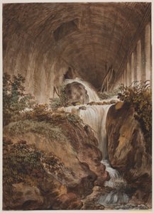 Cascada bajo una bóveda de piedra