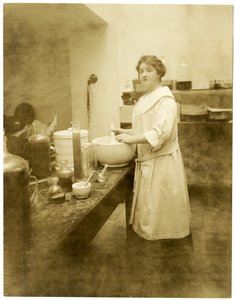 Anne Ann Haviland, perfumista, c.1915-28 de Jessie Tarbox Beals