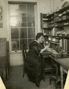 Beals en su estudio, c.1912-18