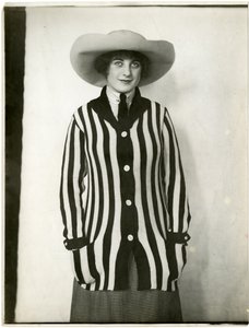 Suéter blazer y sombrero de fieltro, Forsythe, c.1905-18 de Jessie Tarbox Beals