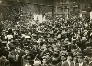 Multitud en Union Square en reunión por el sufragio, c.1905-11 de Jessie Tarbox Beals